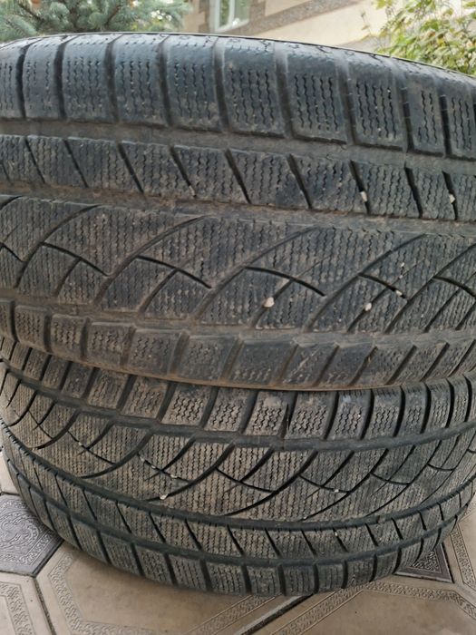 Продам комплект зимней резины RoadX