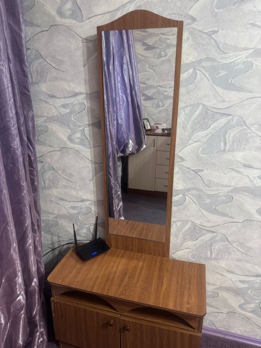 Продам трюмо с зеркалом