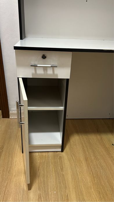 Продается ресепшен и шкаф для товаров