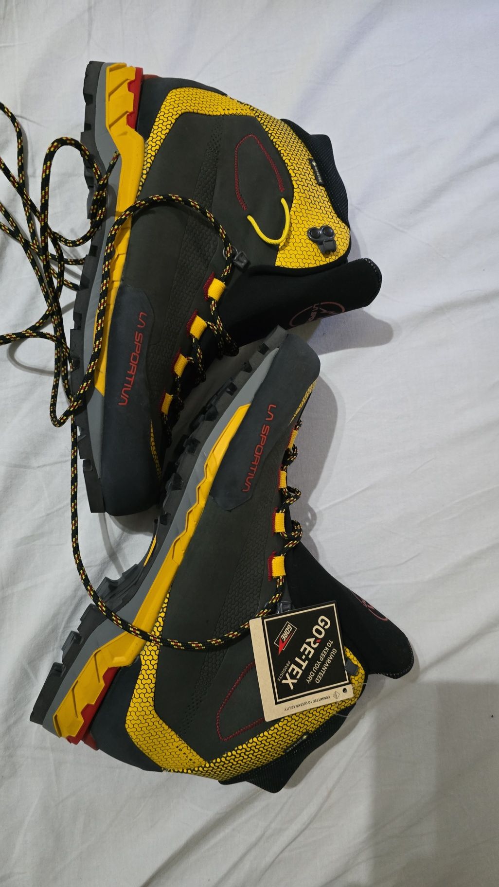 Vând bocanci tehnici 3 sezoane noi La sportiva Gore tex ,mărimea 43.5