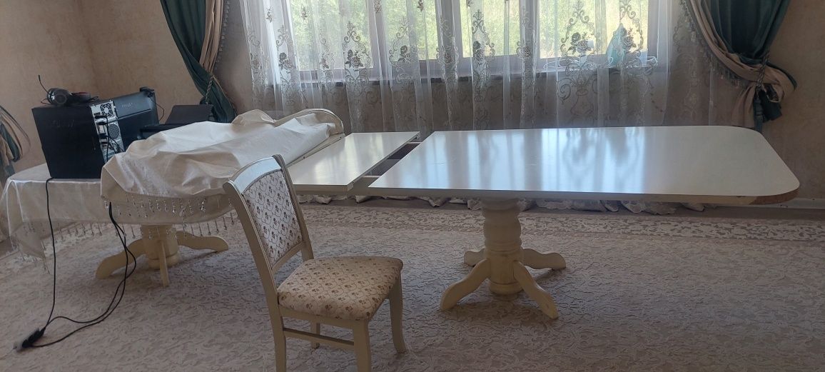 Стол вместо со стульями