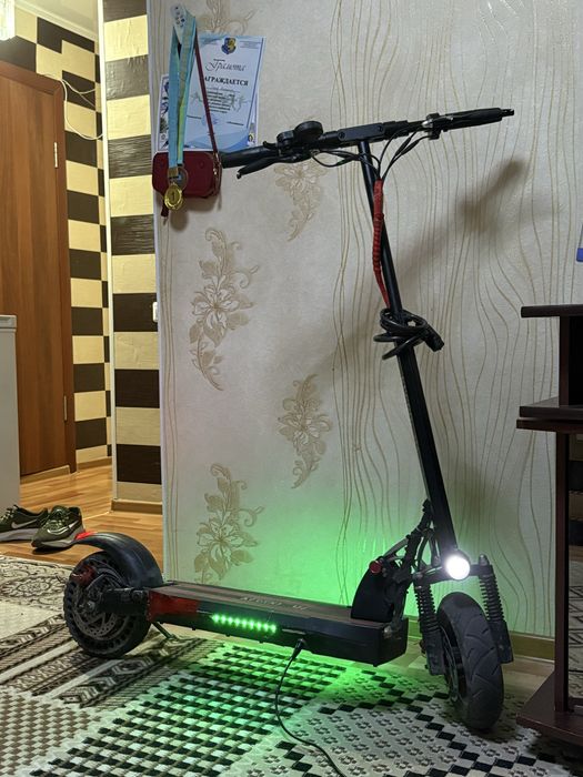 Продам электросамокат Kugoo m4
