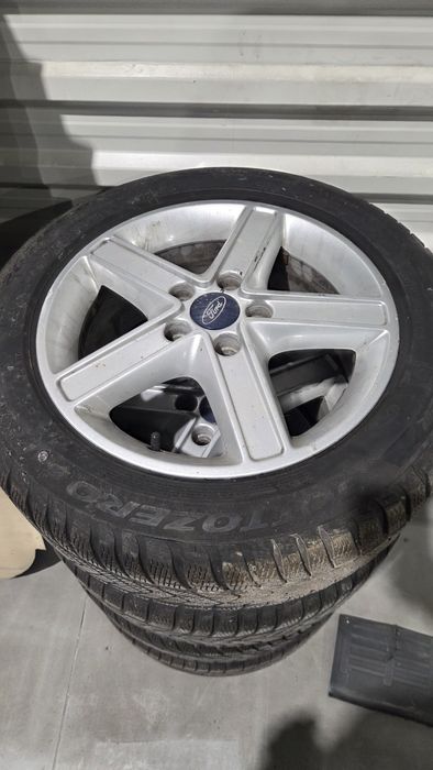 Jante originale ford pe 16 cu cauciucuri iarna 205 55 16