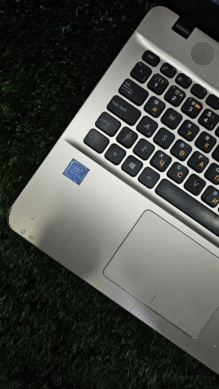 ASUS  -  baland muzikalarni sevadigan studentlar un maxsus noutbuk