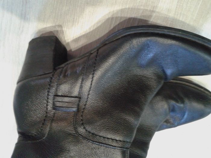 Удобни черни ботуши № 39,естественна кожа.