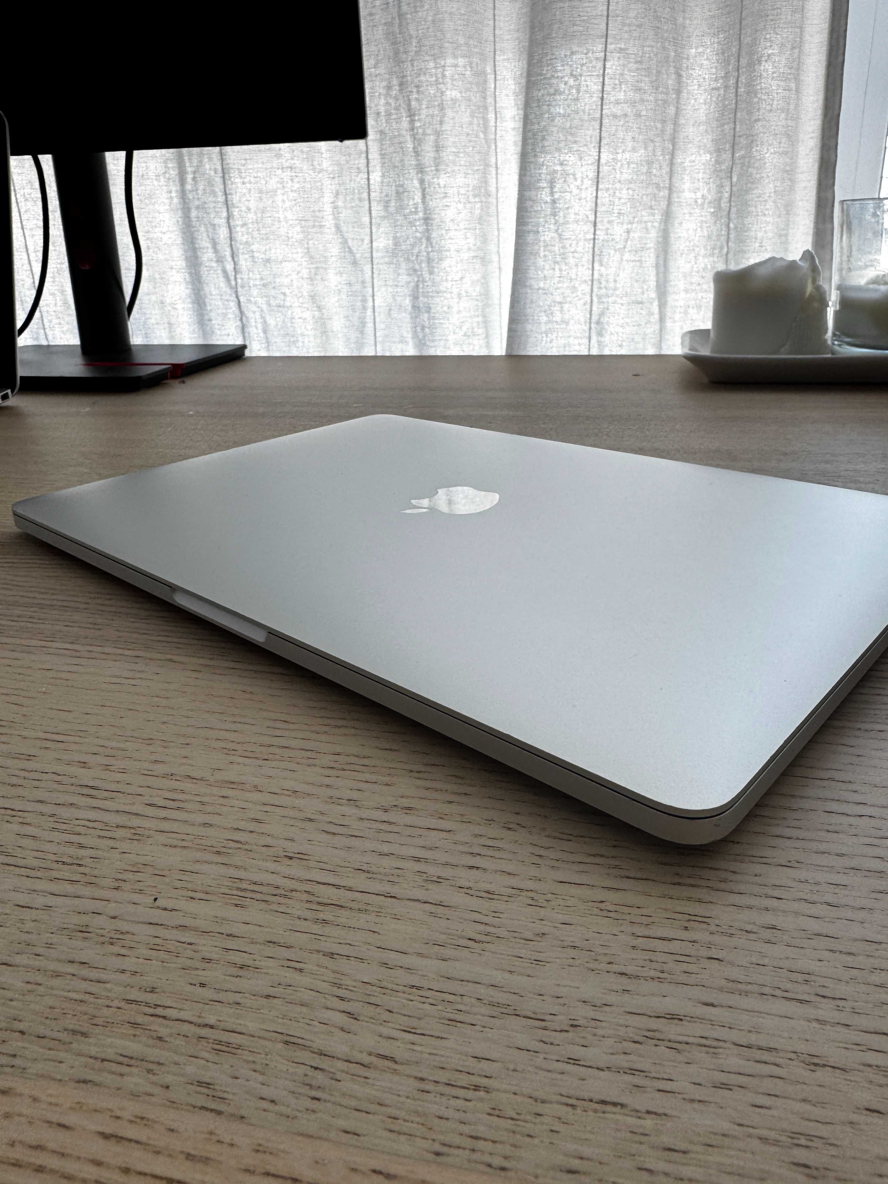 MacBook Pro 13” (2017) – i5 / 8GB / 256GB SSD – Без зарядно