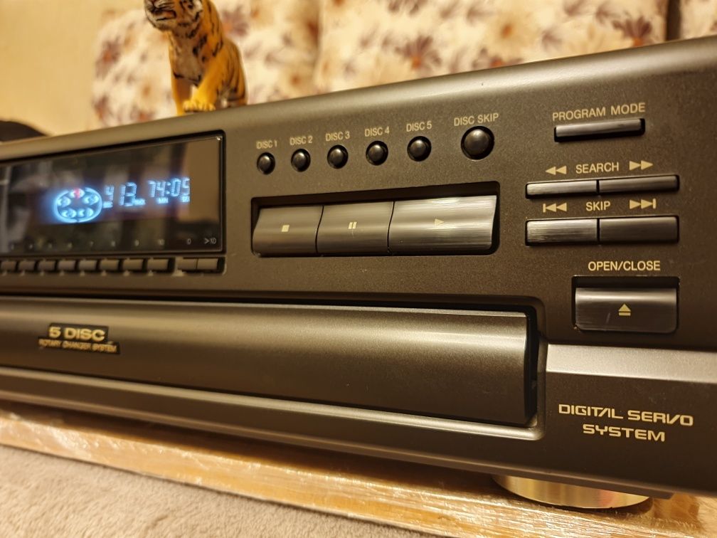 Technics SL-PD688. Cd player changer 5 disc. Soundul unui mare brand !