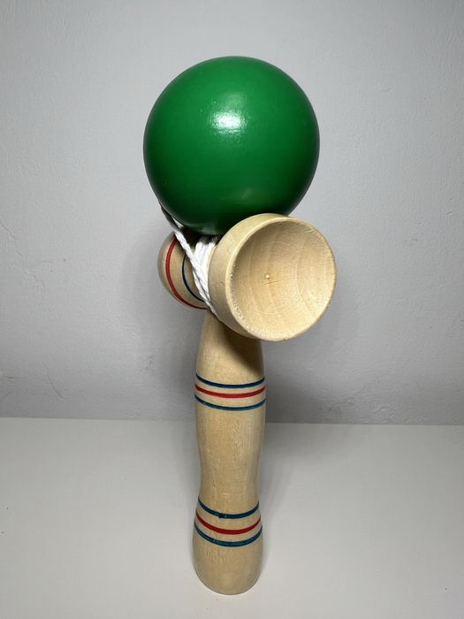 Kendama de Lemn cu Bila Colorata (NOUĂ)