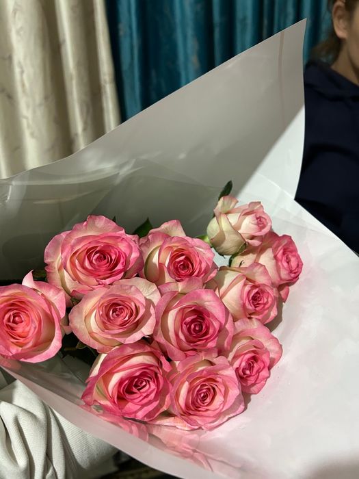 Цветы свежие. 11 алых роз