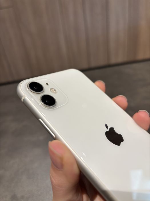 iPhone 11 • 128GB • Бял • Много добро състояние