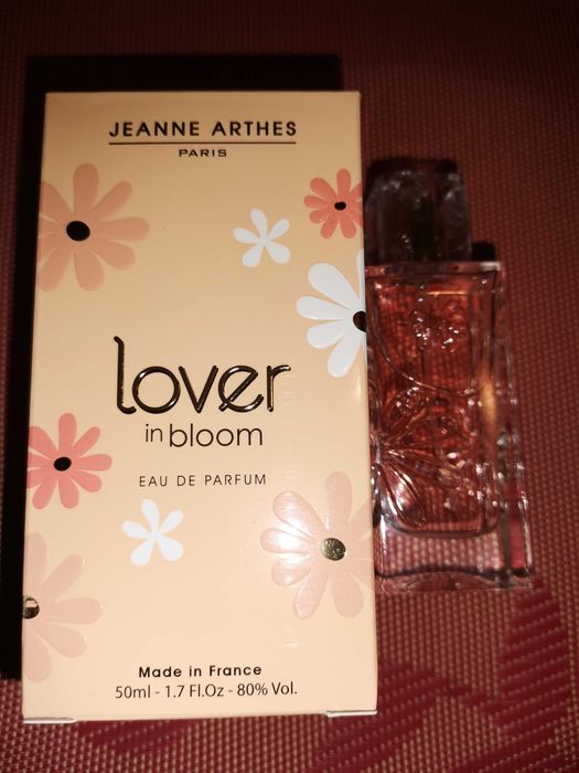 Vând 3 parfumuri de damă plus cadou!!