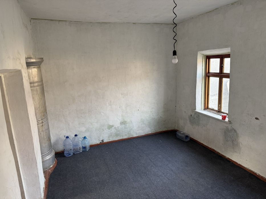 3 хонали ховли ижарага берилади. 6 сотих ери бор. Метро олдида