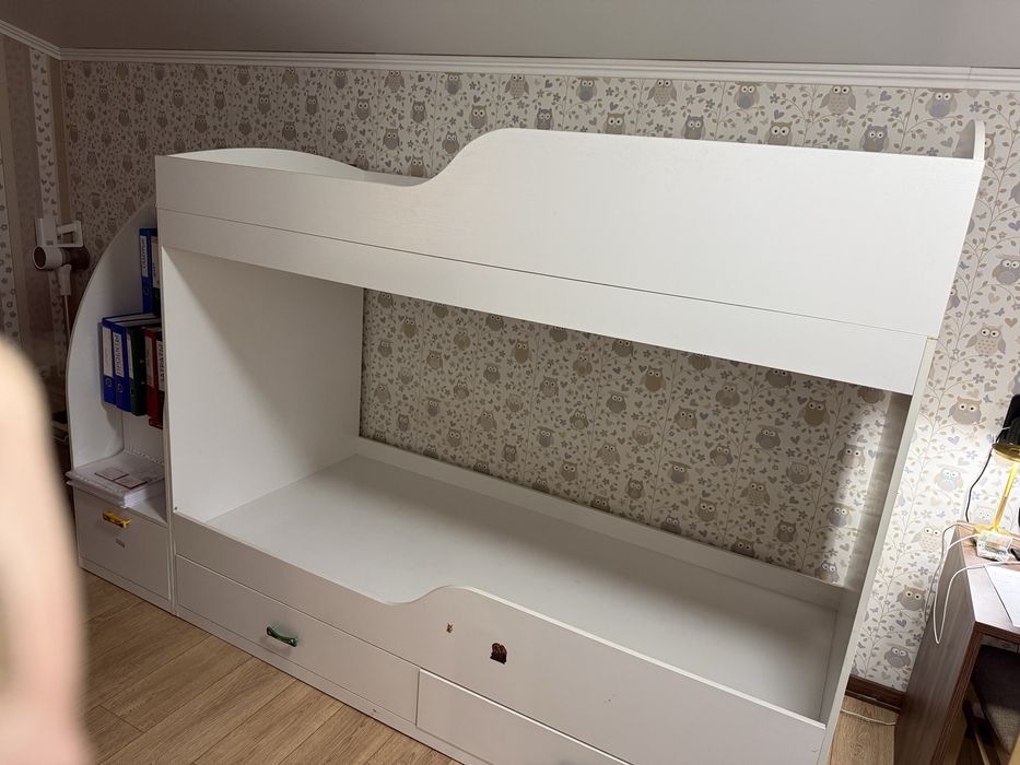 Продам дескую двухярусную кровать и шкаф