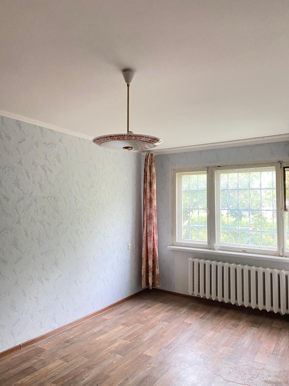 Продам 3 х комн. кварт. 4 мкр, 24 дом , 1 этаж.  Цена ниже рыночной.