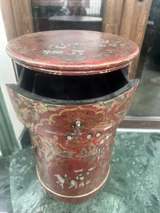 comodă rotundă în stil chinoiserie