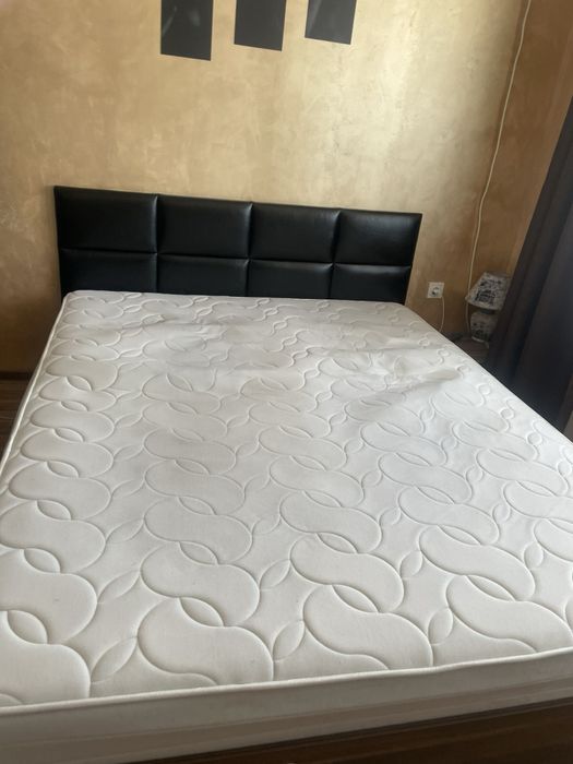 Спално легло с матрак и две нощни шкафчета