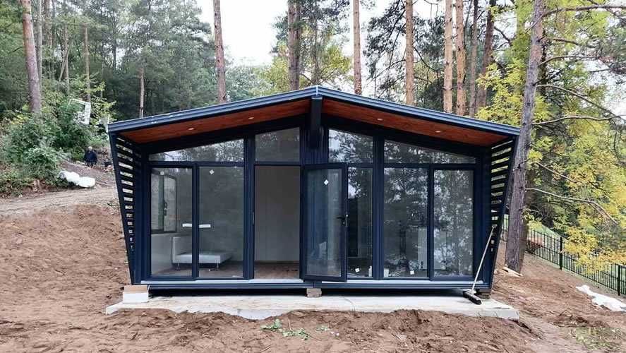 Casa modulara și garaje auto din structura metalica si panou sandwich