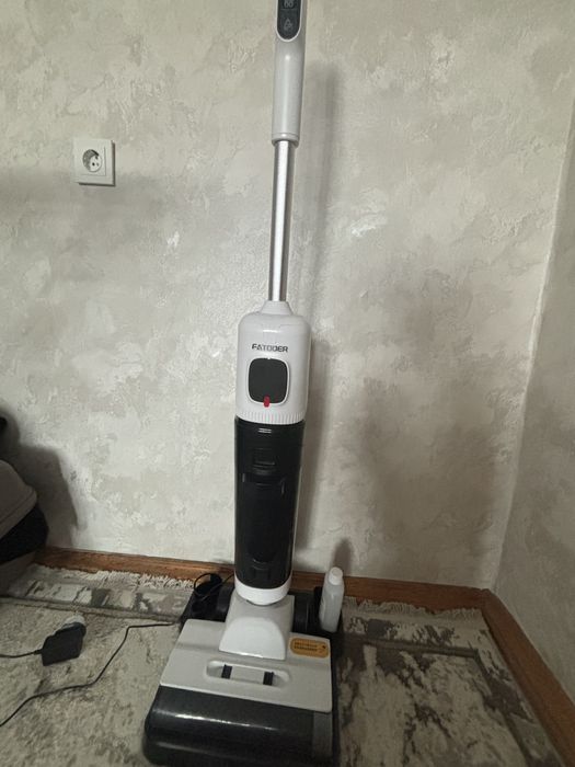 Продам моющий пылесос безпроводной, в подарок рядом идет пароочистител
