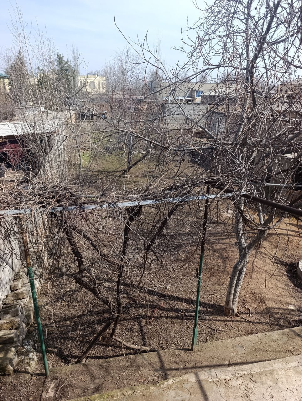 Uy sotiladi. Yakkabogʻ tumani, posyolkadan 2 etajli kotej uy sotiladi.