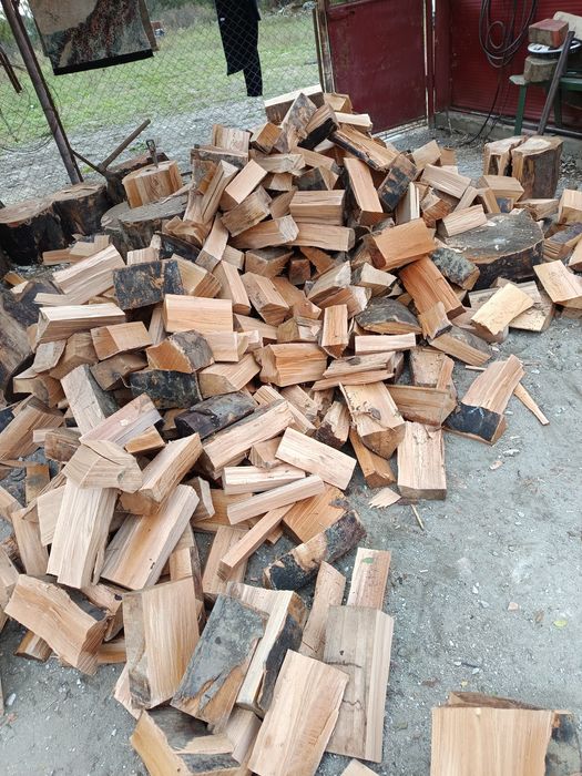 Aduc pe comandă lemn de foc tăiate crăpate esență fac stejar și salcâm