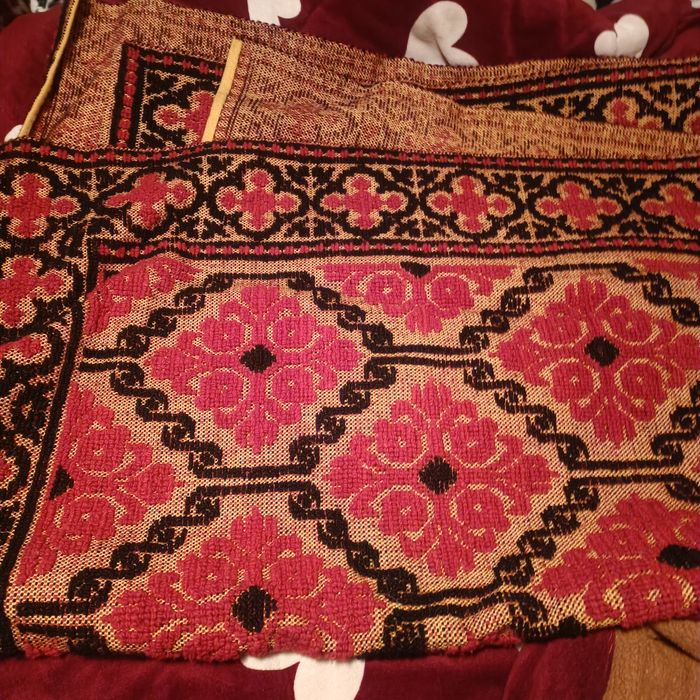 Vând doua plăpumi noi, doua macate rustice.