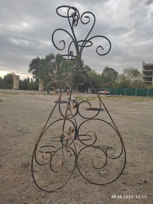 Продам под светочник красивый сковный металлические