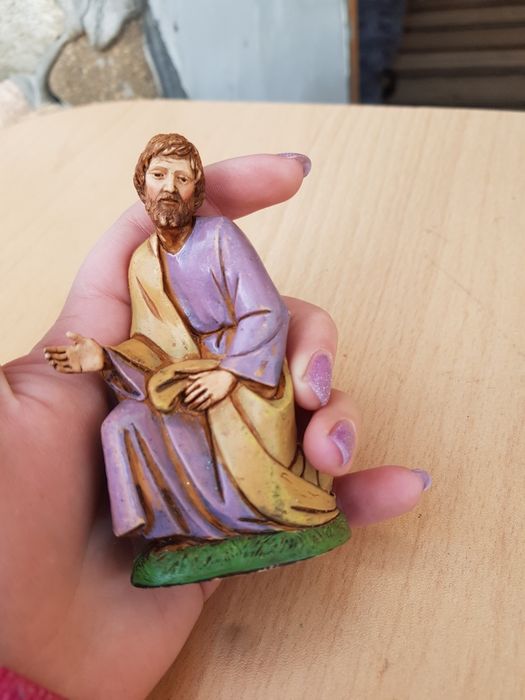 Две статуетки фигури