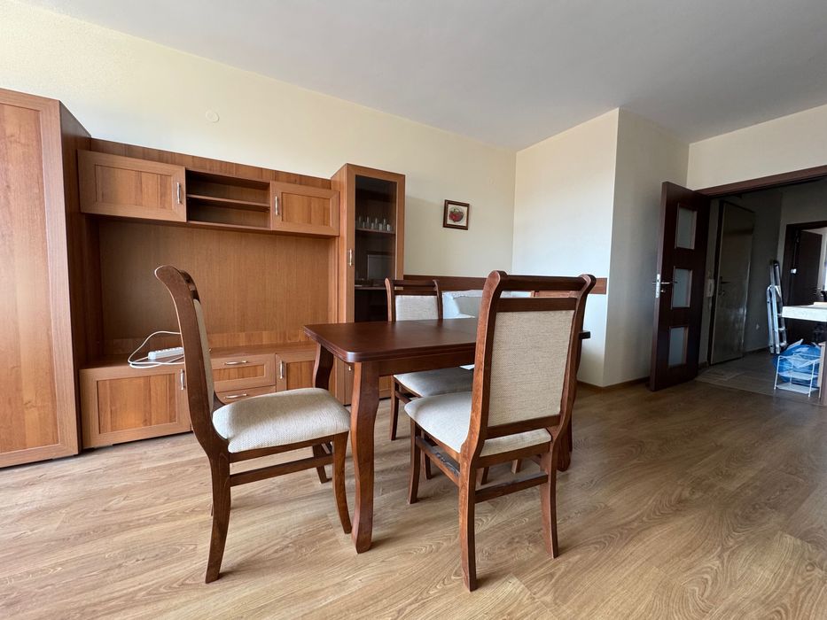 дървена маса с 6 стола