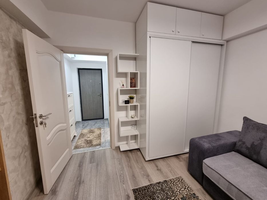 Închiriez garsonieră!