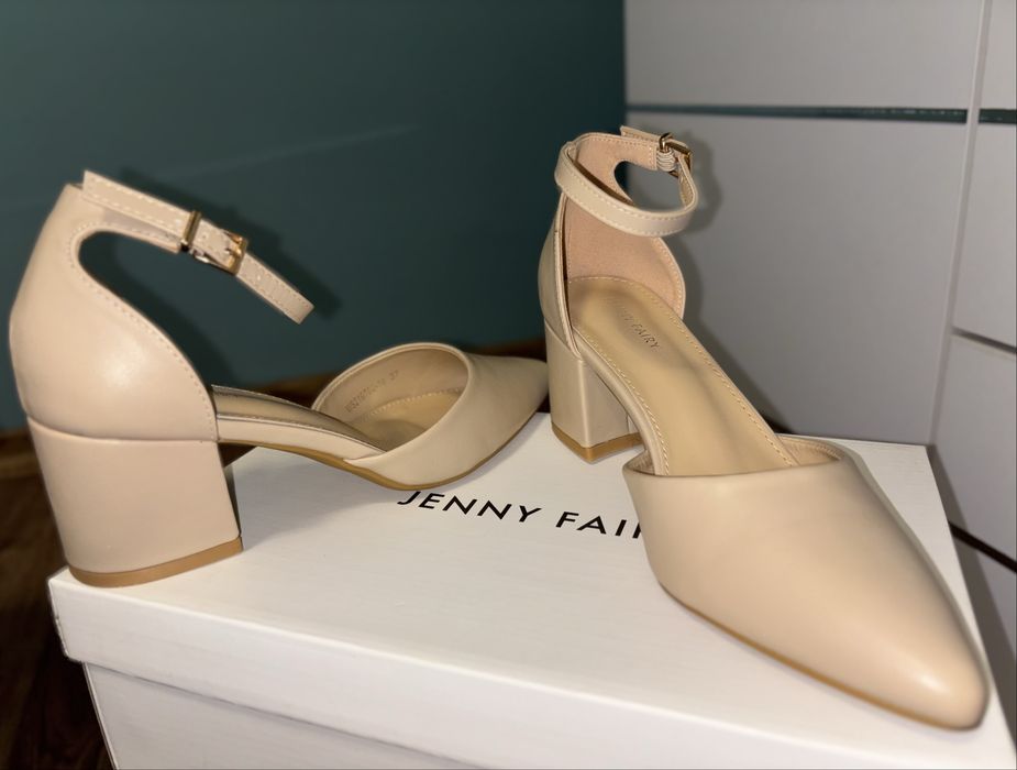 Бежови елегантни обувки на ток