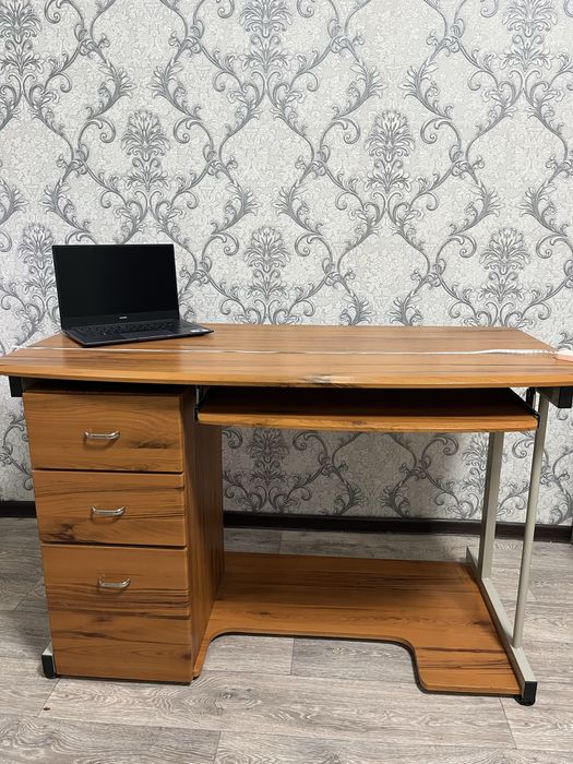 рабочий стол; компьютерный стол; стол для уроков