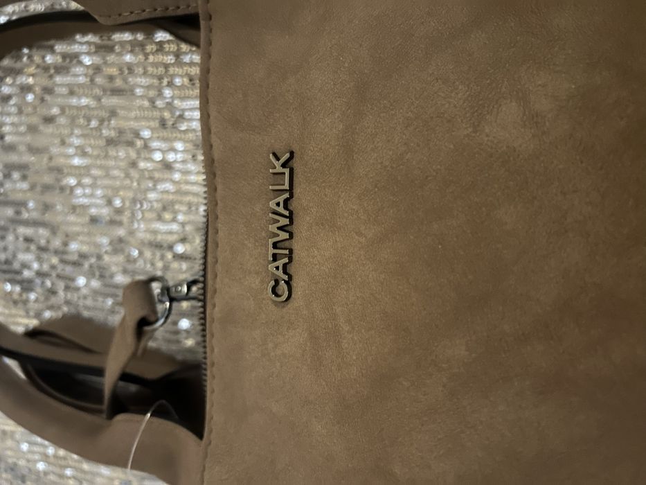 Нова чанта в кафяв цвят с дълга дръжка