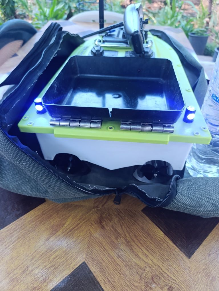 Лодка за захранка с GPS 5 x 8 точки , 3 до 5 метра/секунда !