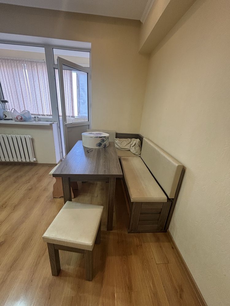 Кухнный гарнитур 2.2 м со столом  1,2 м и диваном +табуеретка б/у