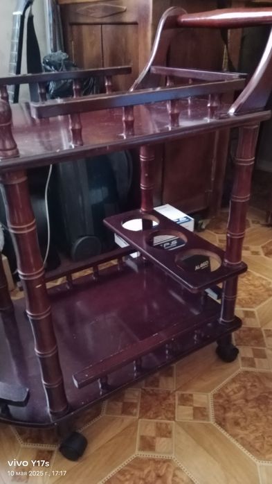 Продам столик деревянный