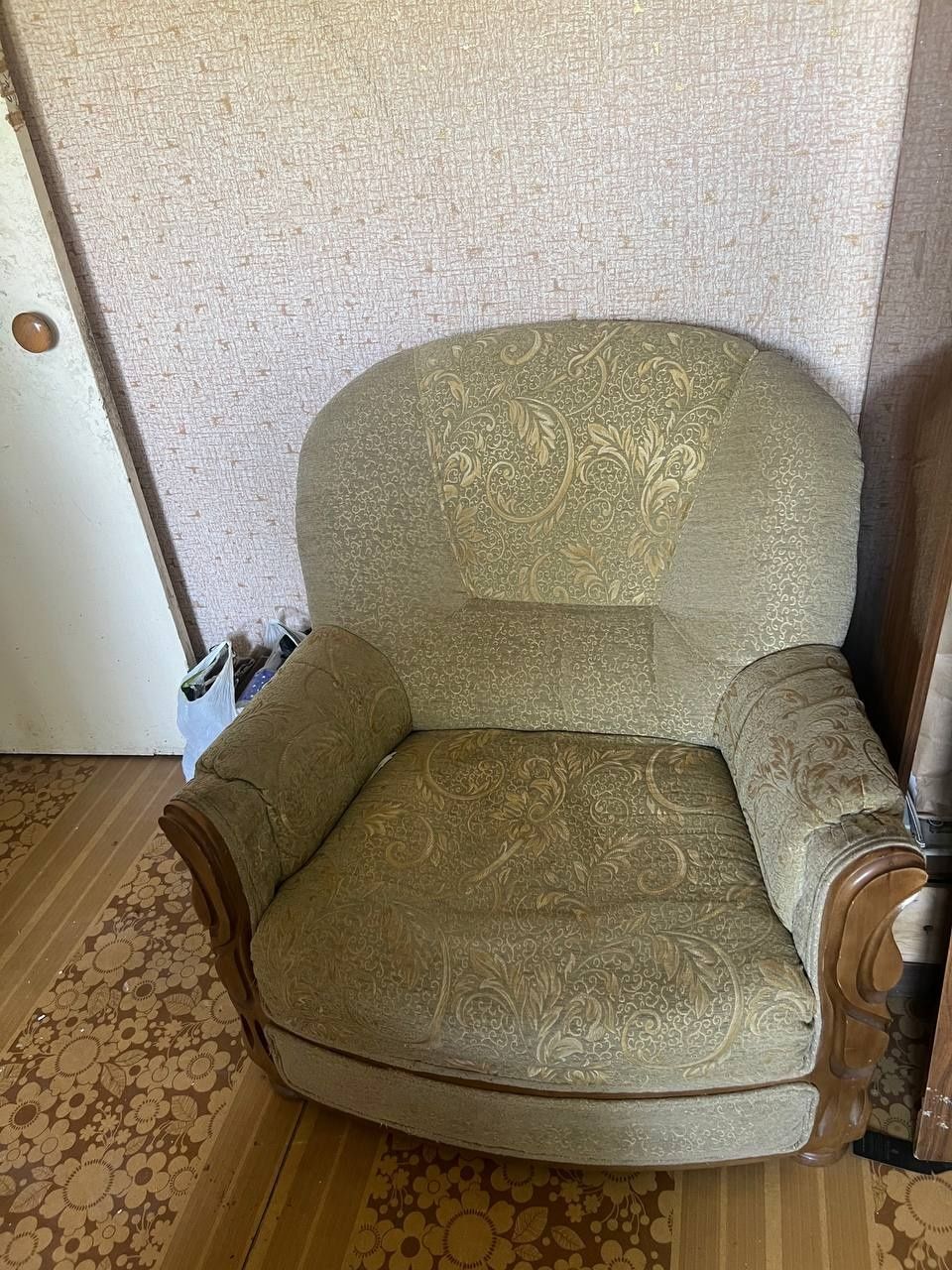 Eski uy mebellari sotiladi