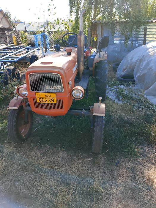 Se vinde tractor Fiat 215 plus accesorii