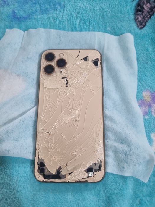 Vand iphone 11 pro piese și iphone xs max mere dar nu încarcă bn