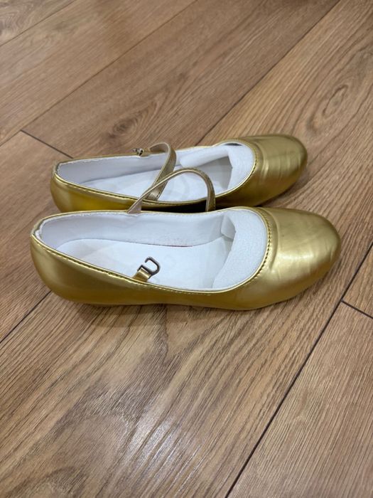 ZARA - Кроссовки 6000 тг, Туфли 3500 тг