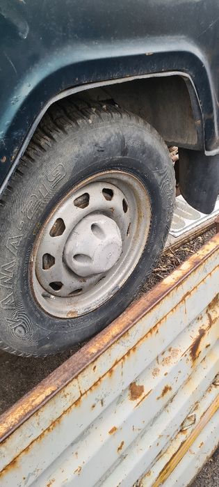 Продаю резину с дисками  225/75/16 на уаз нива2121