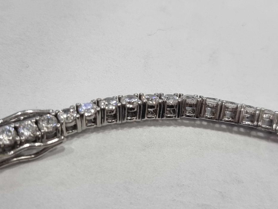 Красива дамска сребърна гривна с инкрустирани множество камъни