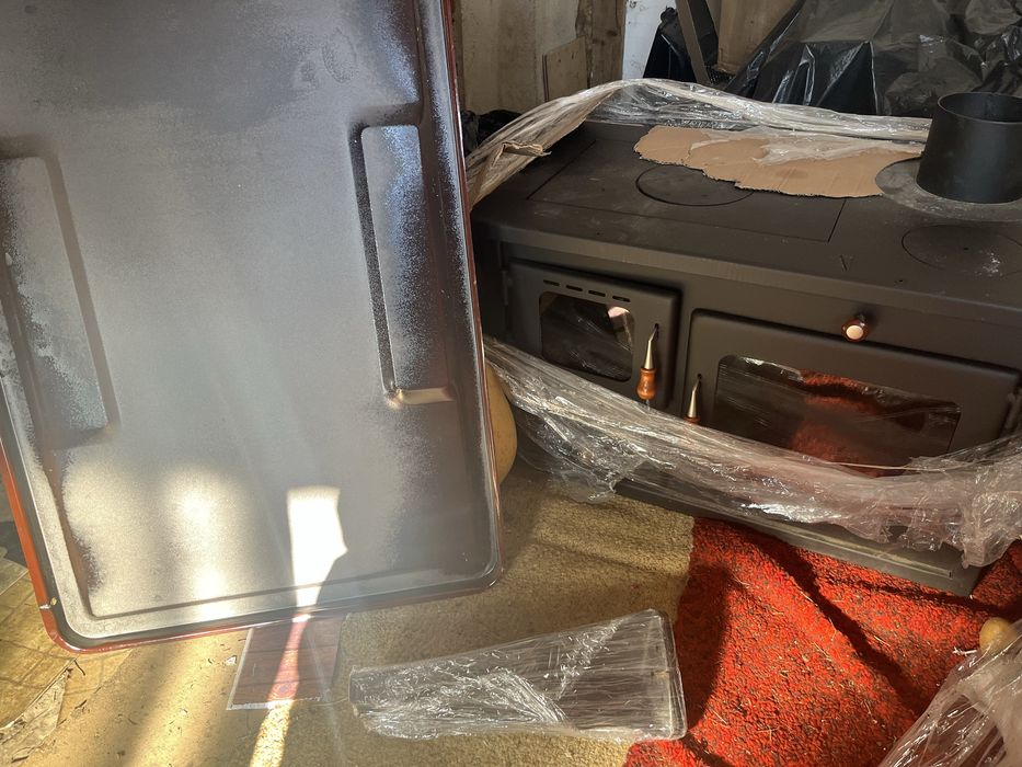 чисто нова печка на дърва с фурна и котлони