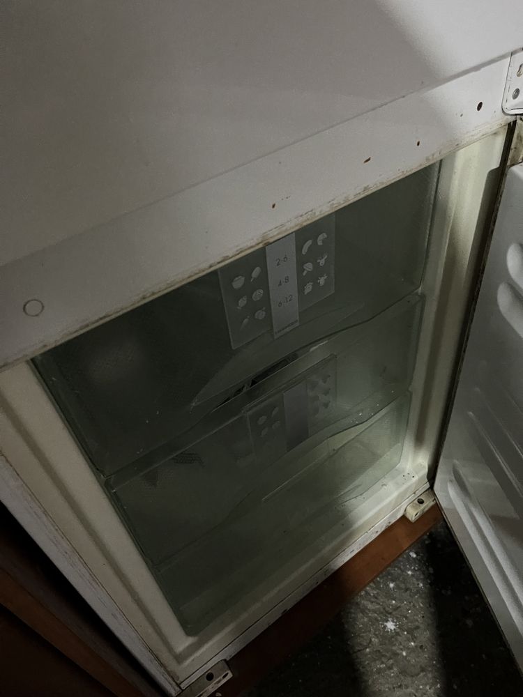 Встроенный холодильник