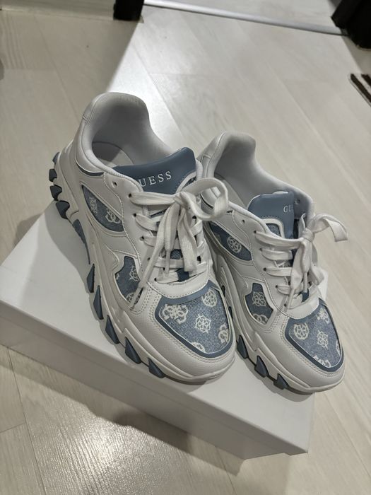 Маратонки Guess.