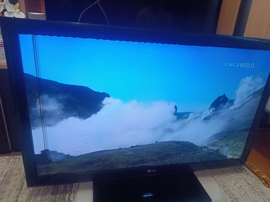 Tv LG funcțional, plus telecomandă