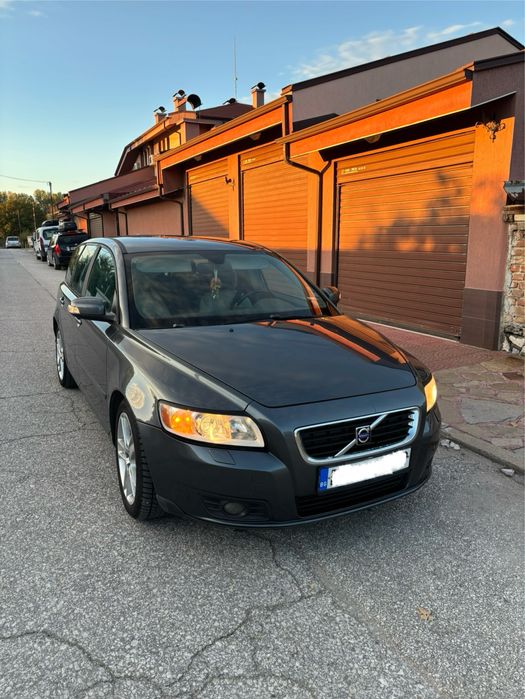 Автомобил Volvo V50