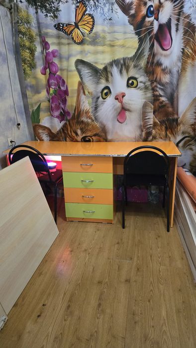 Продам стол в детскую комнату