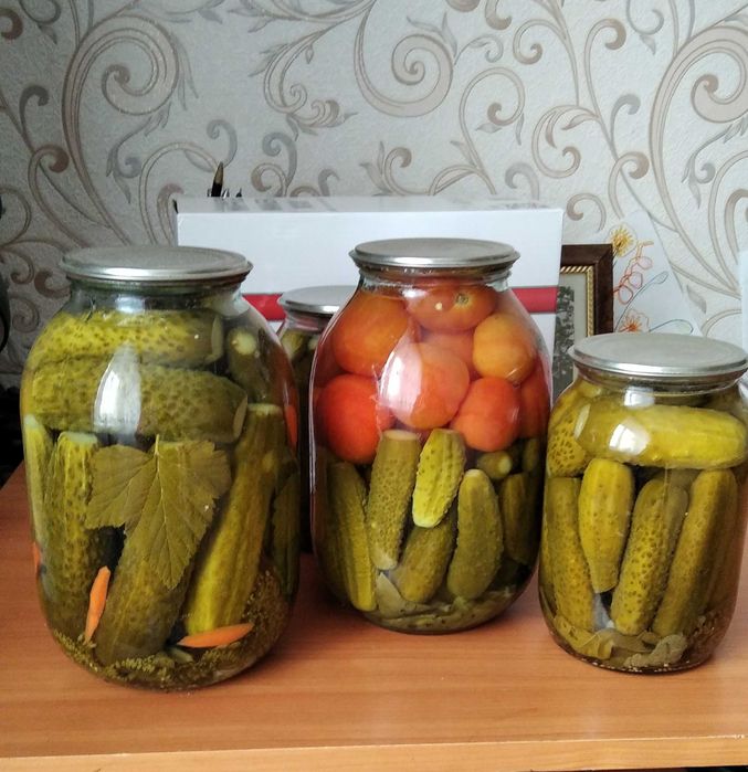 Домашние заготовки.Компот из вишни.Соленые  огурцы.