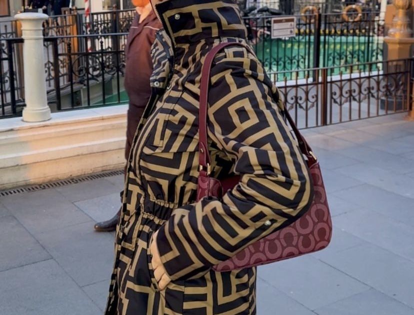 Продам новую куртку-ветровку Fendi