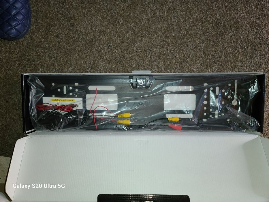 Suport de număr cu camera de luat vederi si oglinda cu  camera de luat